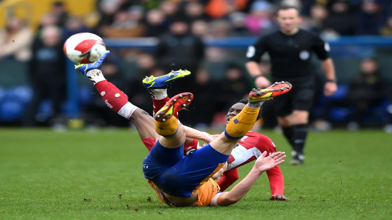 عقوبة الاتحاد الإنجليزي: إيقاف لاعب بعد استهداف مناطق حساسة للمنافسين